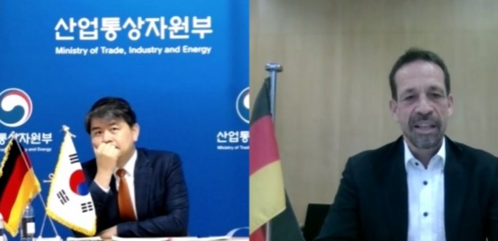 Mr. Young-joon Joo, Deputy Minister for Energy and Resources (MOTIE), and Mr. Thorsten Herdan, Director General, Energy Policy (BMWi), during their keynote speeches.