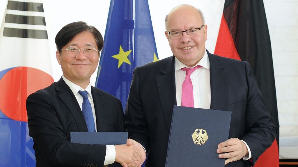 독일 연방경제에너제부의 페터 알트마이어 장관과 한국의 산업통상자원부의 성윤모 장관, 공동의향서에 서명 후.
